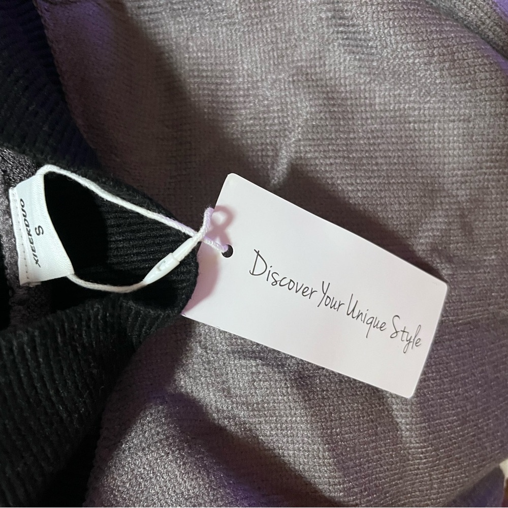 Xieerduo - Black and White Sweater with Striped Sleeves - Picture 4 of 7